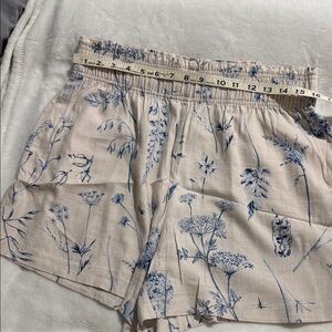 Light tan Floral-Print Shorts with Blue Botanical Design